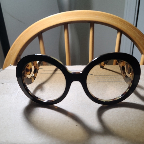 Leopard Print Prada Sunglasses are exquisite to taste! Very classy and stylish. - Picture 13 of 13